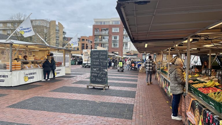 Weekmarkt met kramen