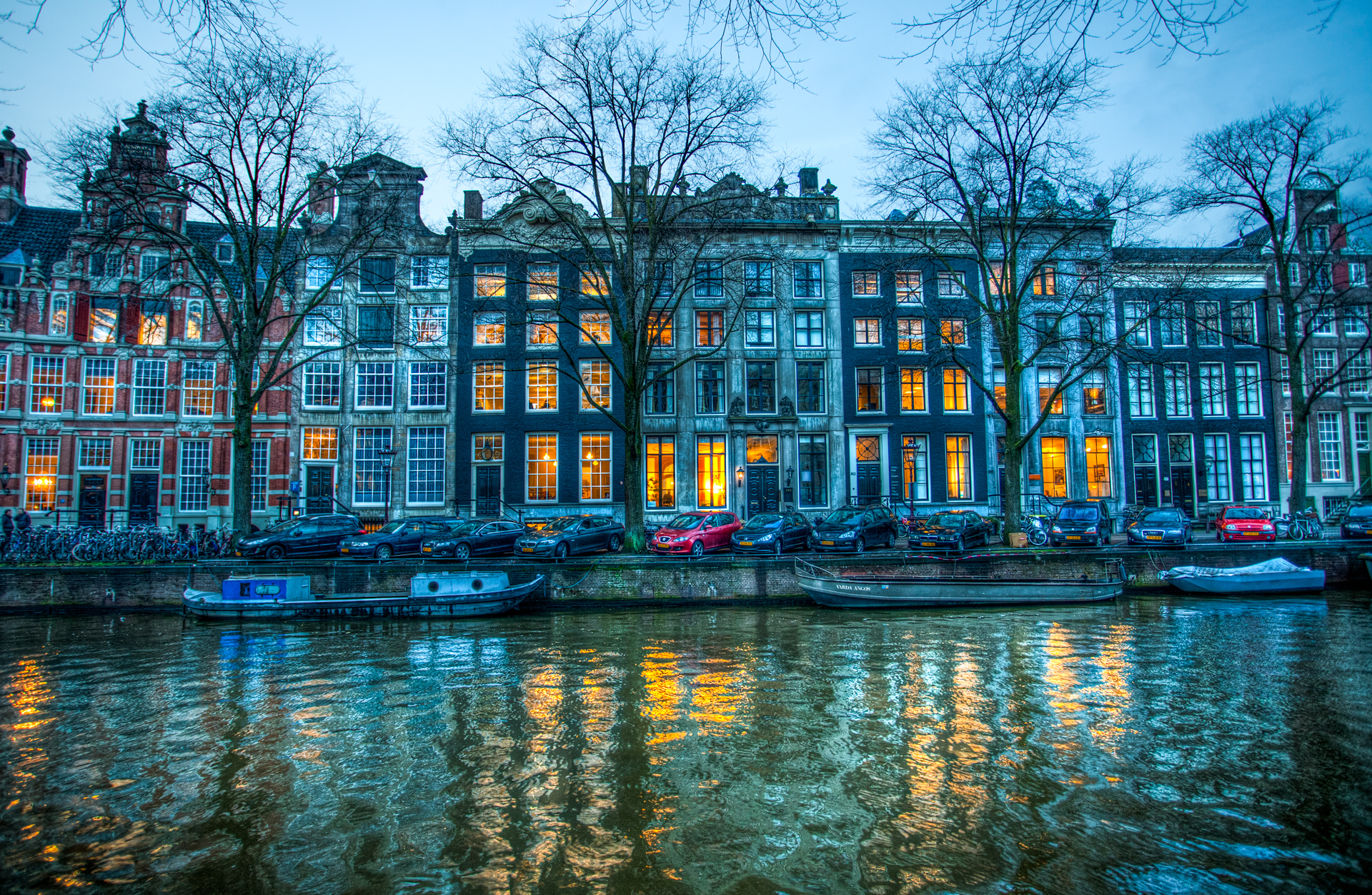 Herengracht in Amsterdam tijdens het blauwe uur